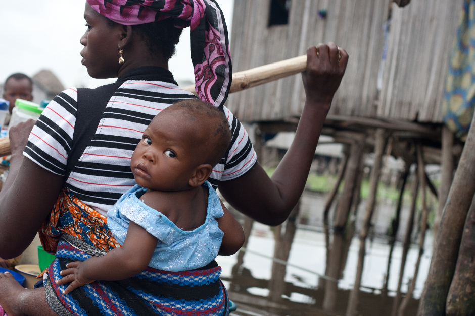 3. BENIN, Ganvié. Komunikacja w wiosce odbywa się za pomocą łodzi zwanej piroga, importowanej z Ghany. Całe życie społeczne odbywa się na pokładach, od odbywającego się raz w tygodniu targu, do co miesięcznych spotkań na szczycie władzy. (Fot. Vicente Palacios) 3. BENIN, Ganvié. Komunikacja w wiosce odbywa się za pomocą łodzi zwanej piroga, importowanej z Ghany. Całe życie społeczne odbywa się na pokładach, od odbywającego się raz w tygodniu targu, do co miesięcznych spotkań na szczycie władzy. (Fot. Vicente Palacios)