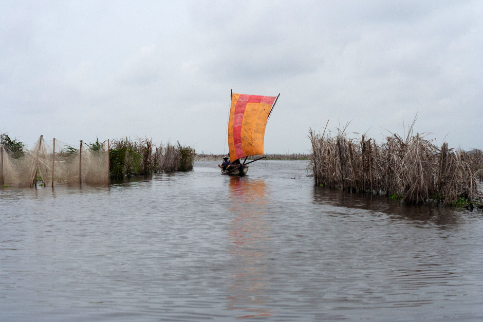 4. BENIN, Ganvié. Plemie Tofinu zdobywa pożywienie w wodach jeziora Nokoué przy wykorzystaniu metod opartych na zlewni z liści palmowych. (Fot. Vicente Palacios) 4. BENIN, Ganvié. Plemie Tofinu zdobywa pożywienie w wodach jeziora Nokoué przy wykorzystaniu metod opartych na zlewni z liści palmowych. (Fot. Vicente Palacios)