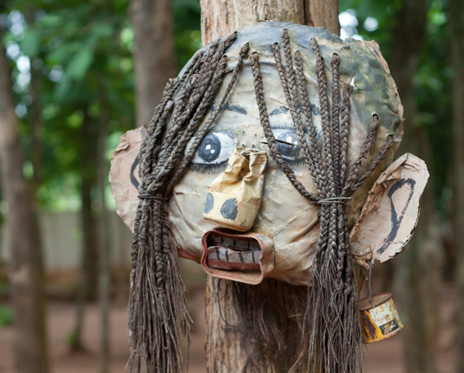 8. BENIN, Abomey. Każdy dom posiada własnych patronów. Zazwyczaj są to przodkowie, bądź duchy ochronne przedstawione w postaci masek lub statuetek. (Fot. Vicente Palacios) 8. BENIN, Abomey. Każdy dom posiada własnych patronów. Zazwyczaj są to przodkowie, bądź duchy ochronne przedstawione w postaci masek lub statuetek. (Fot. Vicente Palacios)