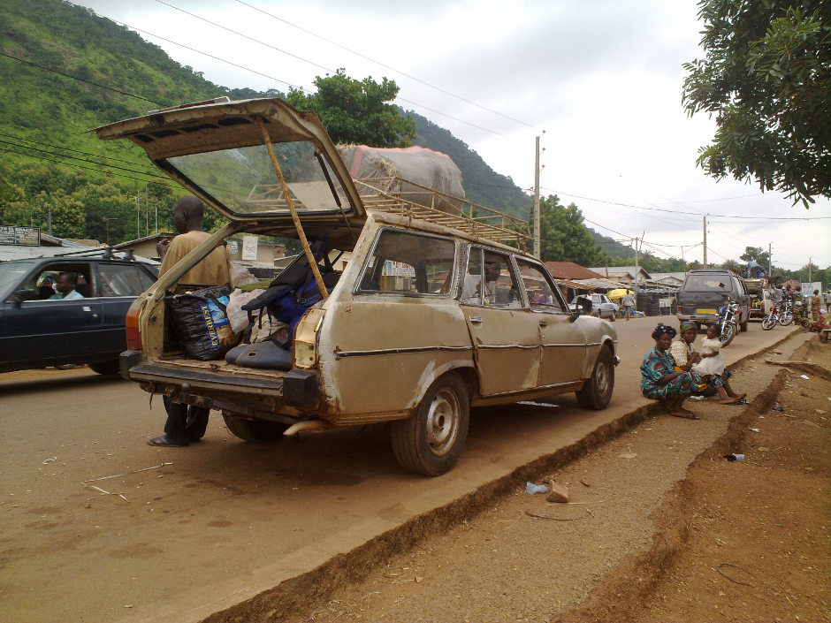 9. BENIN, Djougou. Bush taxi (zachodnio-afrykańskie dzielone taksówki) to jedyny sposób by dostać się do miast plemienia Somba. Większość pojazdów to przekształcone Peugeoty 504s z 1980 tak by upchnąć w nim 10 pasażerów. Czekanie godzinami na napełnienie się taksówki jest główną czynnością jakiej można zakosztować w wiosce. (Fot. Vicente Palacios) 9. BENIN, Djougou. Bush taxi (zachodnio-afrykańskie dzielone taksówki) to jedyny sposób by dostać się do miast plemienia Somba. Większość pojazdów to przekształcone Peugeoty 504s z 1980 tak by upchnąć w nim 10 pasażerów. Czekanie godzinami na napełnienie się taksówki jest główną czynnością jakiej można zakosztować w wiosce. (Fot. Vicente Palacios)