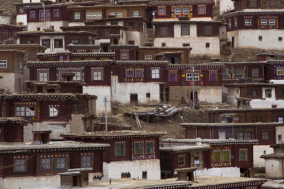 10. CHINY, Pamplung Gompa. Widok na zabudowania klasztorne z charakterystyczna mozaiką wokół okien w 5 podstawowych kolorach symbolizujących 5 żywiołów. (Fot. Magda Świder) 10. CHINY, Pamplung Gompa. Widok na zabudowania klasztorne z charakterystyczna mozaiką wokół okien w 5 podstawowych kolorach symbolizujących 5 żywiołów. (Fot. Magda Świder)