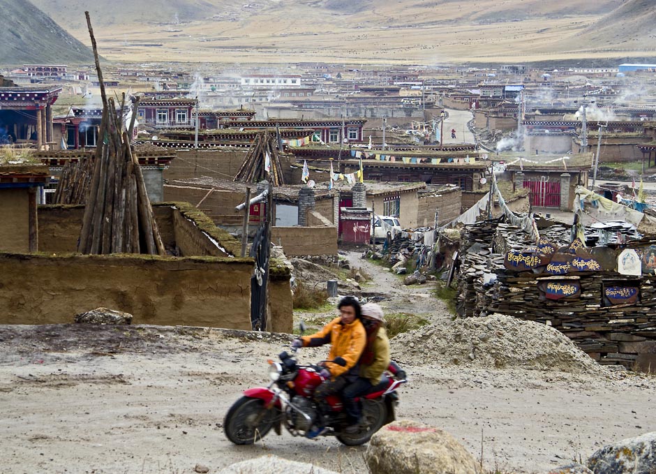 13. CHINY, Dzogchen. Miasteczko położone poniżej zabudowań klasztornych. (Fot. Magda Świder) 13. CHINY, Dzogchen. Miasteczko położone poniżej zabudowań klasztornych. (Fot. Magda Świder)