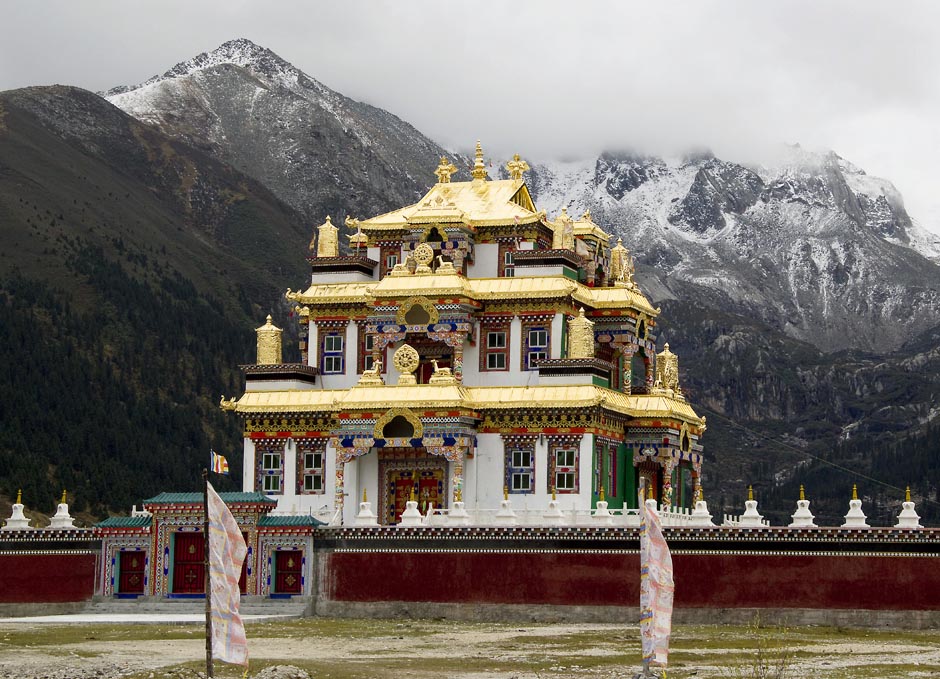 14. CHINY, Dzogchen Gompa. Zniszczony podczas rewolucji kulturalnej, ten klasztor został z rozmachem odbudowany kilkanaście lat temu. Teraz mieści się tu między innymi buddyjski college, a tysiące Tybetańczyków przybywają tu na pielgrzymki. (Fot. Magda Świder) 14. CHINY, Dzogchen Gompa. Zniszczony podczas rewolucji kulturalnej, ten klasztor został z rozmachem odbudowany kilkanaście lat temu. Teraz mieści się tu między innymi buddyjski college, a tysiące Tybetańczyków przybywają tu na pielgrzymki. (Fot. Magda Świder)