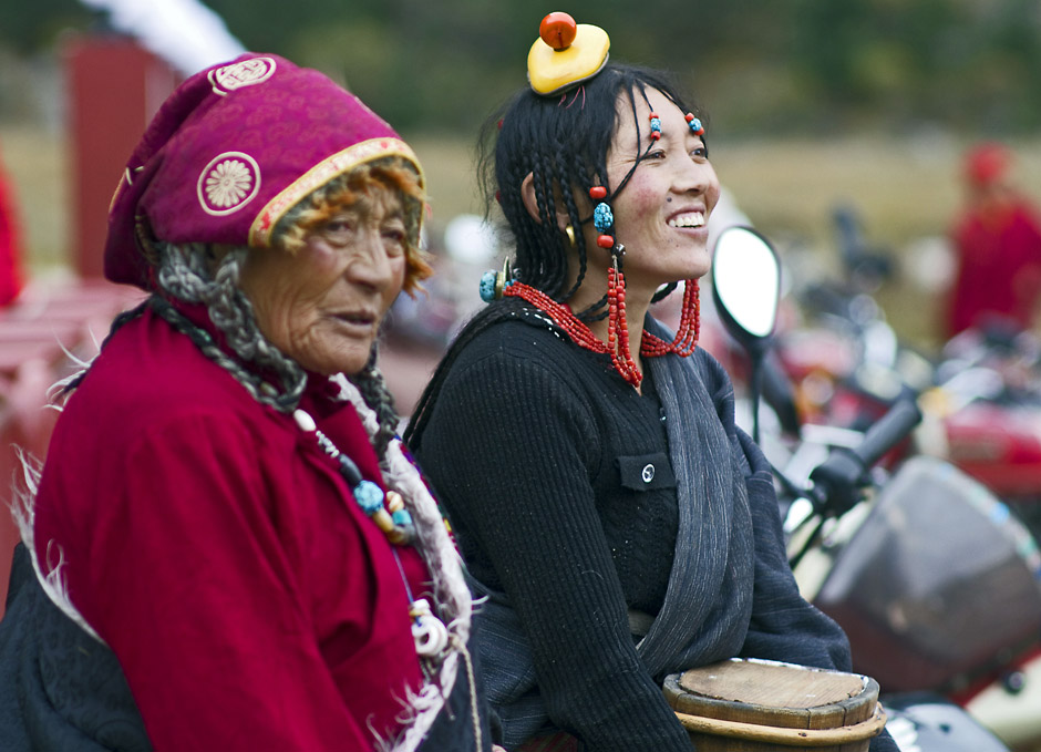 15. CHINY, Dzogchen Gompa. Tybetańskie kobiety podczas pielgrzymki do klasztoru. W zachodnim Syczuanie większość Tybetańczyków na co dzień nosi tradycyjny tybetański płaszcz z owczej wełny zwany chuba, który chroni od zimna, wiatru i deszczu. (Fot. Magda Świder) 15. CHINY, Dzogchen Gompa. Tybetańskie kobiety podczas pielgrzymki do klasztoru. W zachodnim Syczuanie większość Tybetańczyków na co dzień nosi tradycyjny tybetański płaszcz z owczej wełny zwany chuba, który chroni od zimna, wiatru i deszczu. (Fot. Magda Świder)