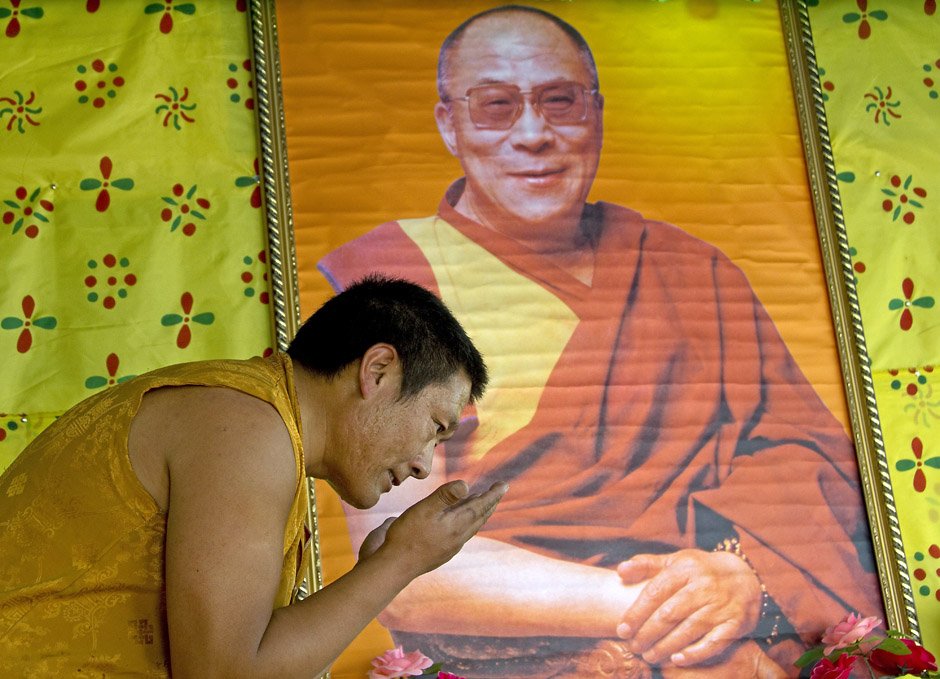 19. CHINY, Xinlongxian. Zarówno zwykli Tybetańczycy jak i mnisi w Syczuanie chętnie podkreślają jak ważny jest dla nich Dalajlama i często mają jego zdjęcie ustawione na ekranie swoich telefonów komórkowych. (Fot. Magda Świder) 19. CHINY, Xinlongxian. Zarówno zwykli Tybetańczycy jak i mnisi w Syczuanie chętnie podkreślają jak ważny jest dla nich Dalajlama i często mają jego zdjęcie ustawione na ekranie swoich telefonów komórkowych. (Fot. Magda Świder)