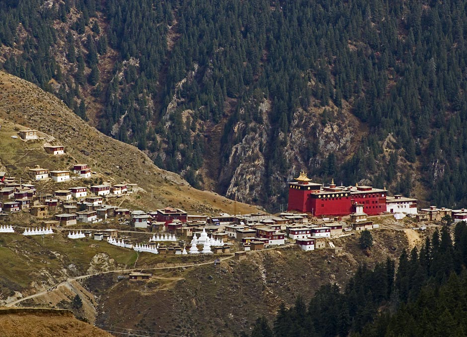 9. CHINY, Pamplung Gompa. Klasztor, często nazywany Małą Potalą, znajduje się w odległym rejonie Syczuanu, w pobliżu granicy z Tybetańskim Rejonem Autonomicznym. Główna świątynia została oszczędzona podczas Rewolucji Kulturalnej i uważana jest za drugi - po Potali - największy budynek klasztorny w Tybecie. (Fot. Magda Świder) 9. CHINY, Pamplung Gompa. Klasztor, często nazywany Małą Potalą, znajduje się w odległym rejonie Syczuanu, w pobliżu granicy z Tybetańskim Rejonem Autonomicznym. Główna świątynia została oszczędzona podczas Rewolucji Kulturalnej i uważana jest za drugi - po Potali - największy budynek klasztorny w Tybecie. (Fot. Magda Świder)