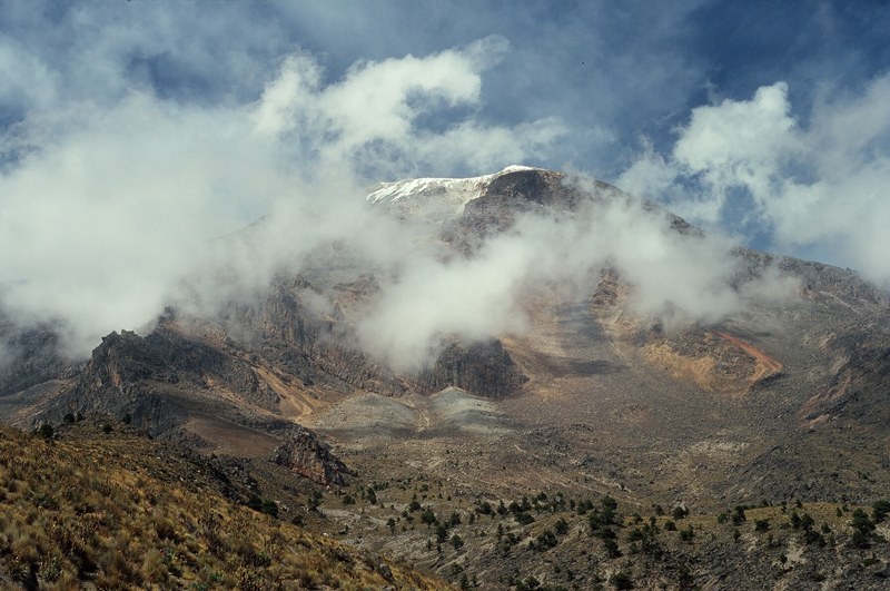 Niezliczone piarżyska zniechęcają do dalszej drogi, ale otulona chmurami Orizaba jest zbyt piękna, żeby się tu poddać. (Fot. Marcin Kruczyk) Niezliczone piarżyska zniechęcają do dalszej drogi, ale otulona chmurami Orizaba jest zbyt piękna, żeby się tu poddać. (Fot. Marcin Kruczyk)