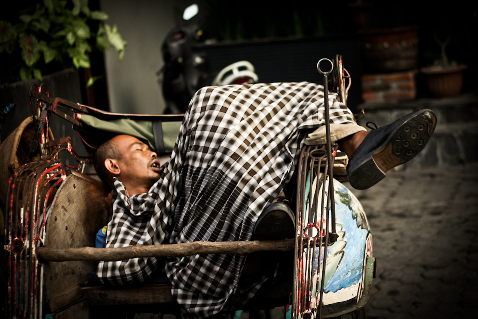 4. INDONEZJA, Jogyakarta. Riksze są wszędzie, są tanie, a czasem w natłoku miasta szybsze niż wszystkie pojazdy napędzane silnikami. 4. INDONEZJA, Jogyakarta. Riksze są wszędzie, są tanie, a czasem w natłoku miasta szybsze niż wszystkie pojazdy napędzane silnikami.
