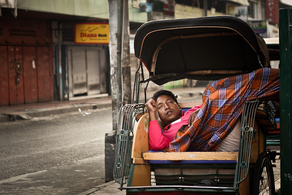 6. INDONEZJA, Jogyakarta. Ta sama riksza potrafi być miejscem snu, odpoczynku, zarobku, a czasem nawet i domem. 6. INDONEZJA, Jogyakarta. Ta sama riksza potrafi być miejscem snu, odpoczynku, zarobku, a czasem nawet i domem.