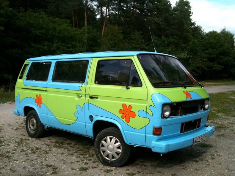 Wszyscy zaakceptowali pomysł aby przerobić samochód na The Mystery Machine, czyli auta którym jeździł bajkowy Scooby Doo! (Fot. z archiwum wyprawy) Wszyscy zaakceptowali pomysł aby przerobić samochód na The Mystery Machine, czyli auta którym jeździł bajkowy Scooby Doo! (Fot. z archiwum wyprawy)