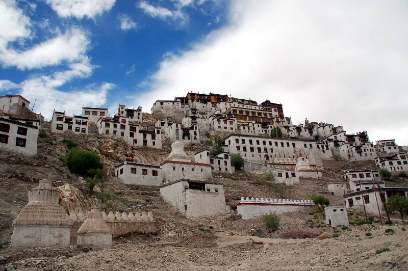 Lamaistyczny klasztor Thiksey założony został w XV wieku. Został zbudowany na podobieństwo pałacu Potala w Lhasie. (Fot. Andrzej Juda) Klasztor Thiksey. Ladakh, Indie