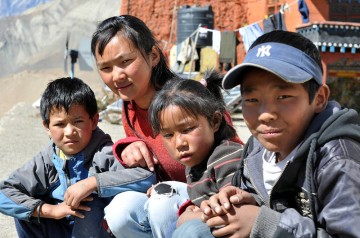 Nepal. wioska Jharkot. Młodzi mieszkańcy