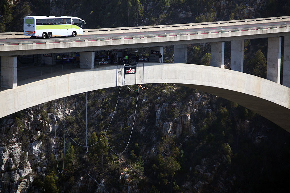 14. RPA, Bloukrans. RPA to królestwo adrenaliny. Skok z mostu Bloukrans, najwyższego bungee na świecie – 216 m. (Fot. Mariusz Jachimczuk) RPA, most Bloukrans, na którym można skoczyć z najwyższego bungee na świecie.