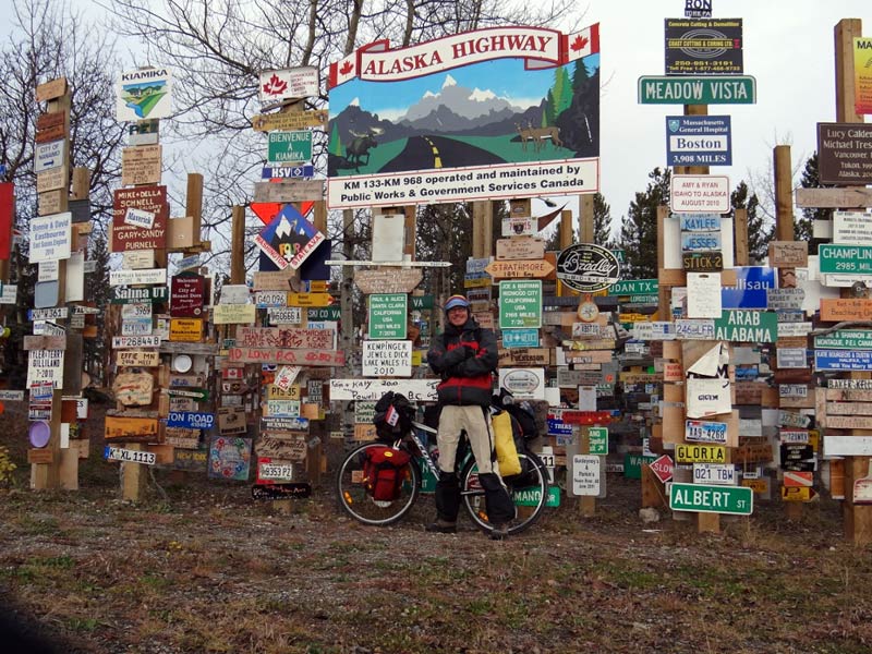 Piotr Strzeżysz na Alaska Highway. Przed nim juz tylko niespełna tysiąc kilometrów po tej trasie... (Fot. Piotr Strzeżysz) Piotr Strzeżysz w Kanadzie