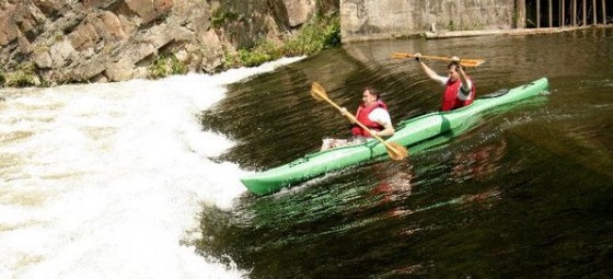 Rzeka jest bezpieczna, ale z wieloma atrakcjami. (Fot. www.kayaktours.pl)