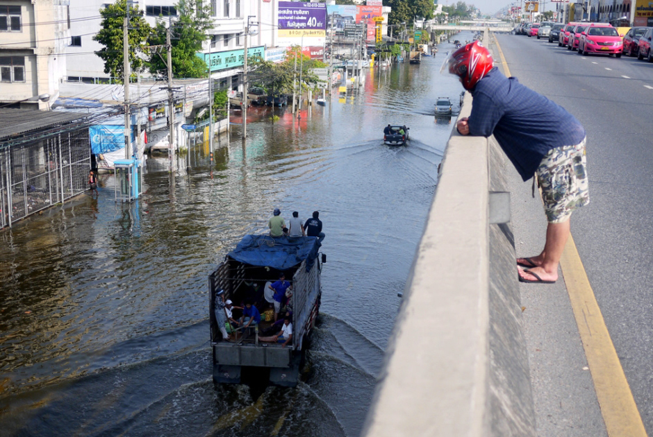 2. TAJLANDIA, Bangkok. Powódź dosięgnęła najpierw północnych dzielnic miasta. Choć ewakuację ogłoszono na kilka dni przed pojawieniem się wody wielu ludzi czekało z ucieczką do ostatniej chwili. (Fot. Maciej Klimowicz) Powódź w Bangkoku - zdjęcia