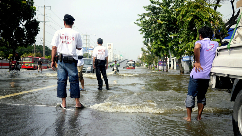 5. TAJLANDIA, Bangkok. Miejska policja nadzoruje ruch na kolejnych zalewanych przez powódź ulicach. (Fot. Maciej Klimowicz) Powódź w Bangkoku - zdjęcia