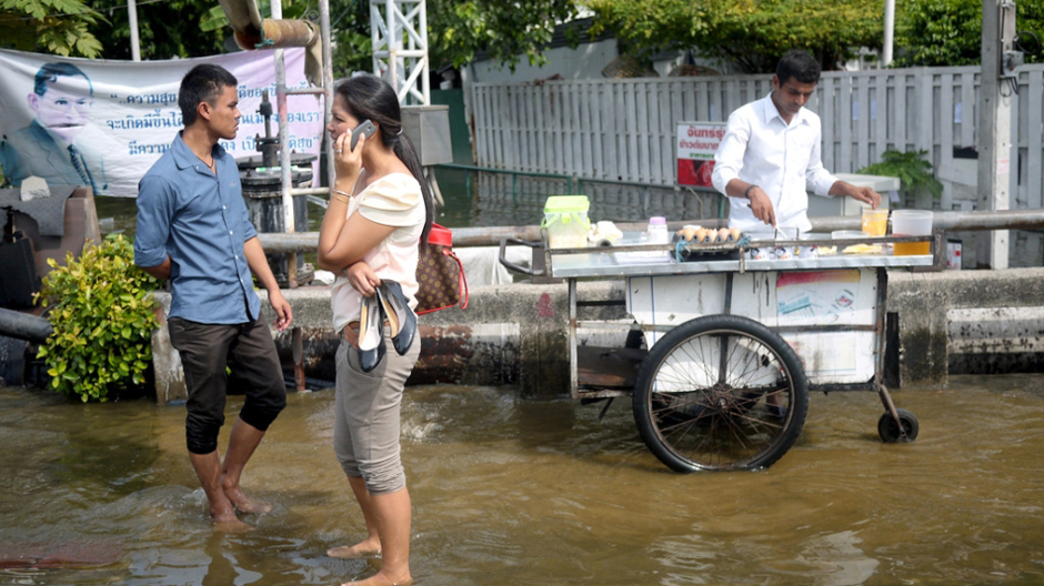 6. TAJLANDIA, Bangkok. W zalewanych dzielnicach do ostatniej chwili życie płynie normalnie. Sprzedawca naleśników czeka na ostatnich klientów. (Fot. Maciej Klimowicz) Powódź w Bangkoku - zdjęcia