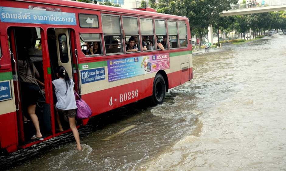 7. TAJLANDIA, Bangkok. Tam gdzie to możliwe, wciąż kursuje transport publiczny. Gdy woda staje się za głęboka w miejsce autobusów pojawiają się wojskowe ciężarówki. (Fot. Maciej Klimowicz) Powódź w Bangkoku - galeria zdjęć