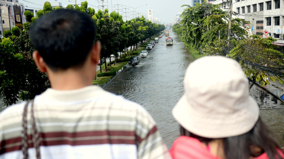 8. TAJLANDIA, Bangkok. Na estakadach gromadzą się gapie. Tajowie przyglądają się powodzi równie zdziwieni jak nieliczni w zalanych dzielnicach turyści. (Fot. Maciej Klimowicz) Powódź w Bangkoku - zdjęcia