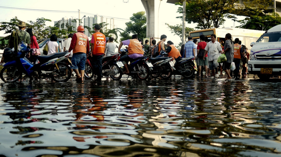 13. TAJLANDIA, Bangkok. Niektóre skutery i motocykle jeżdżą nawet w wodzie sięgającej ramion. Kierowcy mototaksówek przed targowiskiem Chatuchak ciągle czekają na klientów. Dzień później woda przepędzi stąd ostatnich mieszkańców. (Fot. Maciej Klimowicz) Bangkok pod wodą