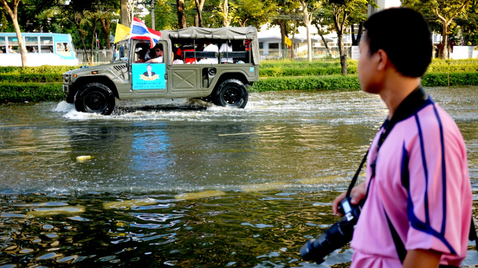14. TAJLANDIA, Bangkok. Zalane rejony nie są odcięte od świata. Jednak jedynym sposobem by się tam dostać jest transport wojskowy. (Fot. Maciej Klimowicz) Tajlandia tonie pod wodą