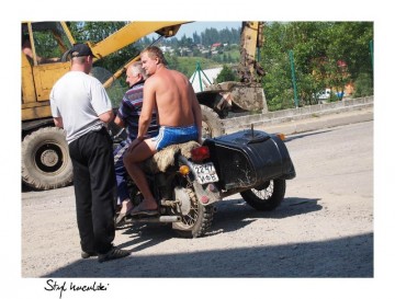 Mieszkańcy Huculszczyzny na swym pięknym motocyklu