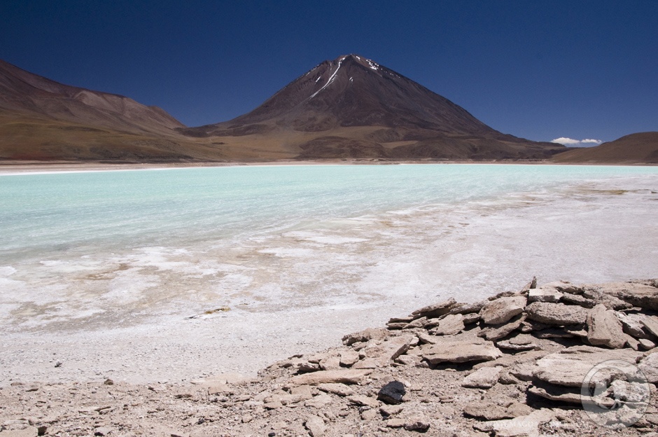 17. BOLIWIA, Park Eduardo Avaroa. Tuż przy granicy z Chile oglądamy jeszcze niezwykłą zieleń Laguny Verde. (Fot. Tomasz Bogusz) Zielona laguna przy granicy boliwijsko-chilijskiej.