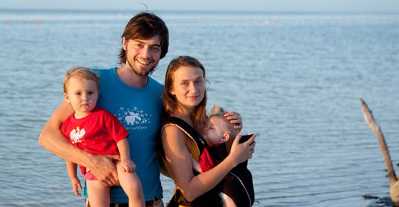 Mila, Hania, Anna i Thomas nad Morzem Karaibskim. Nową przygodę czas zacząć. (Fot. familywithoutborder.com) Rodzina bez granic, czyli Anna, Thomas, Hanna i Mila Alboth