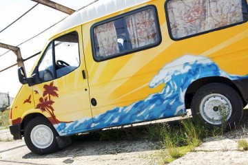 Transit w barwach bojowych gotowy do jazdy. (Fot. Andrzej Bzowski) Kolorowy ford transit ekipy Busimy