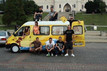 Ekipa Busimy gotowa do drogi. Lublin, dzień wyjazdu. (Fot. Andrzej Bzowski) W podróż po Europie ford transit wyjechał z Lublina
