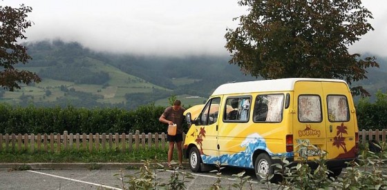 Postój na autostradzie w hiszpańskich Pirenejach. (Fot. Andrzej Bzowski) Ekipa Busimy w Pirenejach