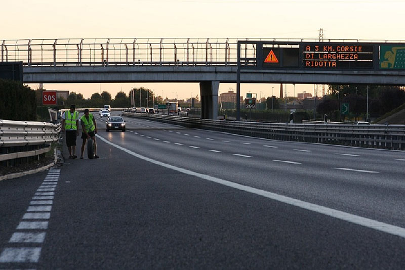 Pogoń za zapasowym kołem na włoskiej autostradzie. (Fot. Andrzej Bzowski) Przygody Busimy był różne. Zgubione koło zapasowe