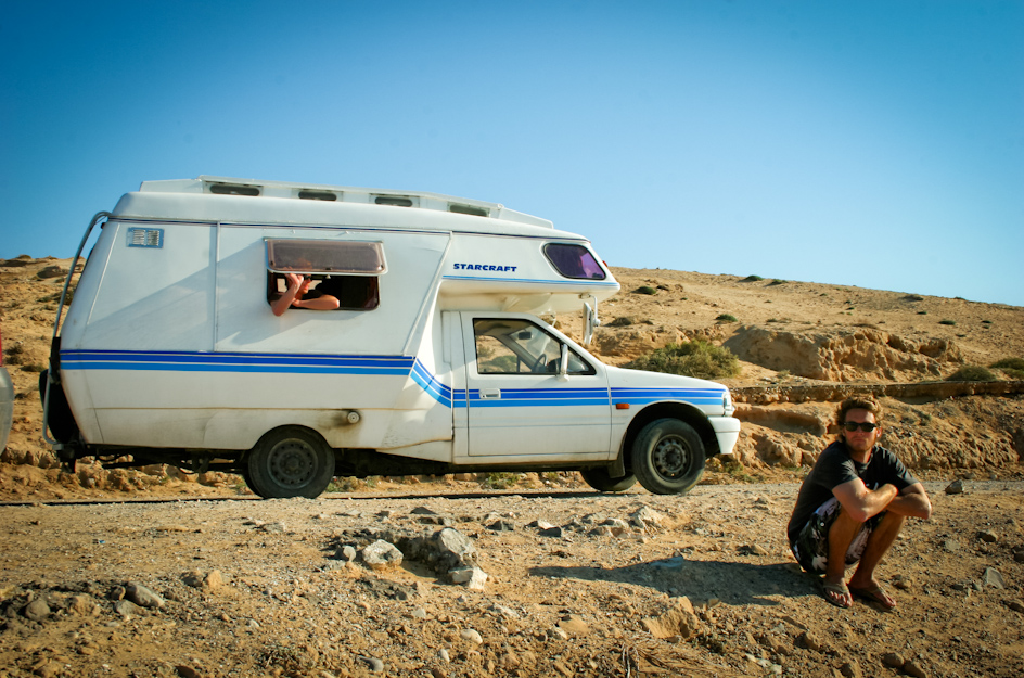 1. MAROKO, Safi. Bedford Starcraft. Ten camper-legenda właścicieli zmieniał średnio co sezon surfingowy, a dla mnie w połączeniu z całym wyjazdem stał się małym urzeczywistnieniem marzeń. (Fot. Bartolomeo Koczenasz)