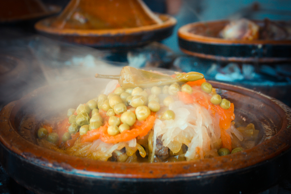 6. MAROKO, Sidi-Bibi. Tagin, Tajine, Tadżin - to tradycyjna, przepyszna potrawa w Maroku, ale również ceramiczne naczynie. Potrawa to za wąskie określenie, jest to raczej wyjątkowy sposób przygotowywania posiłków. (Fot. Bartolomeo Koczenasz)