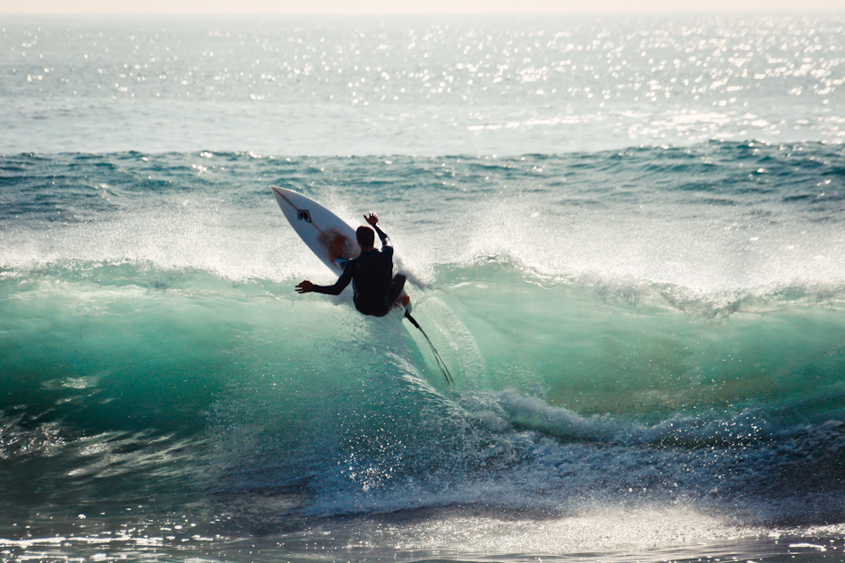 9. MAROKO, Taghazout. Safi, Taghazout, Imsouane, to 3 słynne spoty surfingowe w Maroku. Z roku na rok przybywa surferów, a wraz z nimi turystów. Sklepiki spożywcze przy głównych ulicach wypierane są przez sklepy surfingowe i restauracje. (Fot. Bartolomeo Koczenasz)