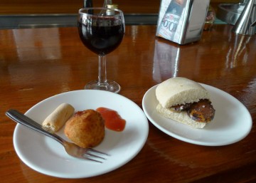 W każdym regionie Hiszpanii tapas są nieco inne i odbijają po trochu specyfikę lokalnej kuchni. (Fot. Jagoda Pietrzak) W każdym regionie Hiszpanii tapas są nieco inne i odbijają po trochu specyfikę lokalnej kuchni. (Fot. Jagoda Pietrzak)