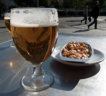 Caña i niewielkie tapa to dobra przerwa w hiszpańskim słońcu. W końcu nigdzie nikomu się nie śpieszy... (Fot. Jagoda Pietrzak) Caña i niewielkie tapa to dobra przerwa w hiszpańskim słońcu. W końcu nigdzie nikomu się nie śpieszy... (Fot. Jagoda Pietrzak)