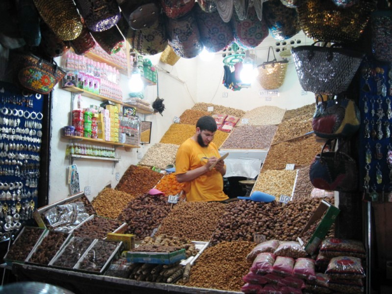 W Marrakeszu, mimo lejącego się z nieba żaru fotografujemy stragany i wyłożony na nich towar. (Fot. Karol Fryta) Stragan w Marrakeszu