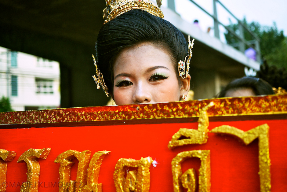 5. TAJLANDIA, Bangkok. ... oraz licznych elementów tradycyjnego stroju tajskiego. (Fot. Maciej Klimowicz) Młoda dziewczyna z tajskimi ozdobami