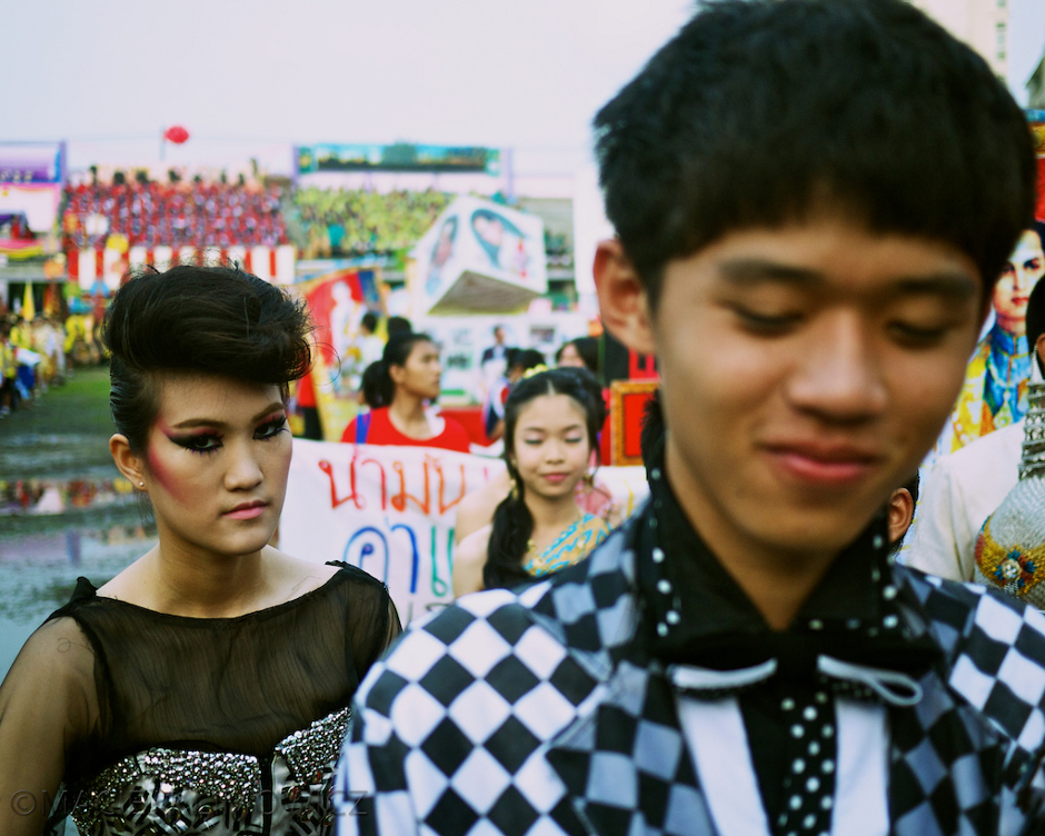 6. TAJLANDIA, Bangkok. Uczniowie, na co dzień ubrani w mundurki, tego dnia mogli dać upust swojej wyobraźni. (Fot. Maciej Klimowicz) Młodzi chłopacy z Tajlandii w stylu punk rock