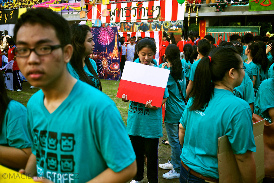 8. TAJLANDIA, Bangkok. Skąd ten zagubiony wyraz twarzy? To jeszcze przed chwilą była flaga Indonezji. (Fot. Maciej Klimowicz) Tajska dziewczyna z polska flagą