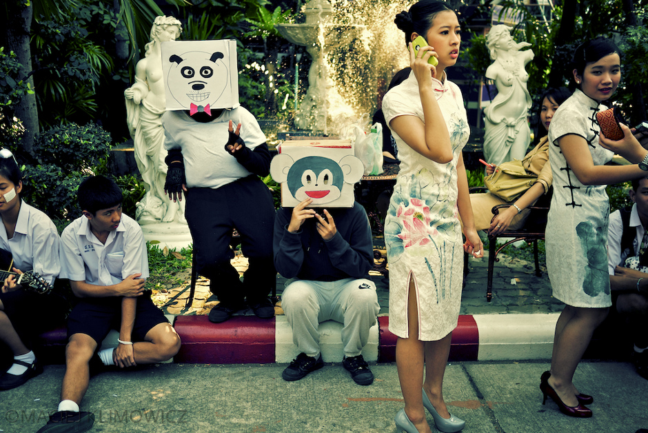 11. TAJLANDIA, Bangkok. Chyba, że twarze mają schowane w pudłach – na zdjęciu człowiek-małpa i człowiek-panda. (Fot. Maciej Klimowicz) Uczniowie szkoły w Bangkoku poprzebierani z okazji Dnia Sportu