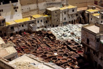 Tradycyjna garbarnia w Maroku. W trakcie spotkania dowiecie się, jak dotrzeć tu za grosze. (Fot. Bartek Szaro) Maroko, Fez. Stara garbarnia