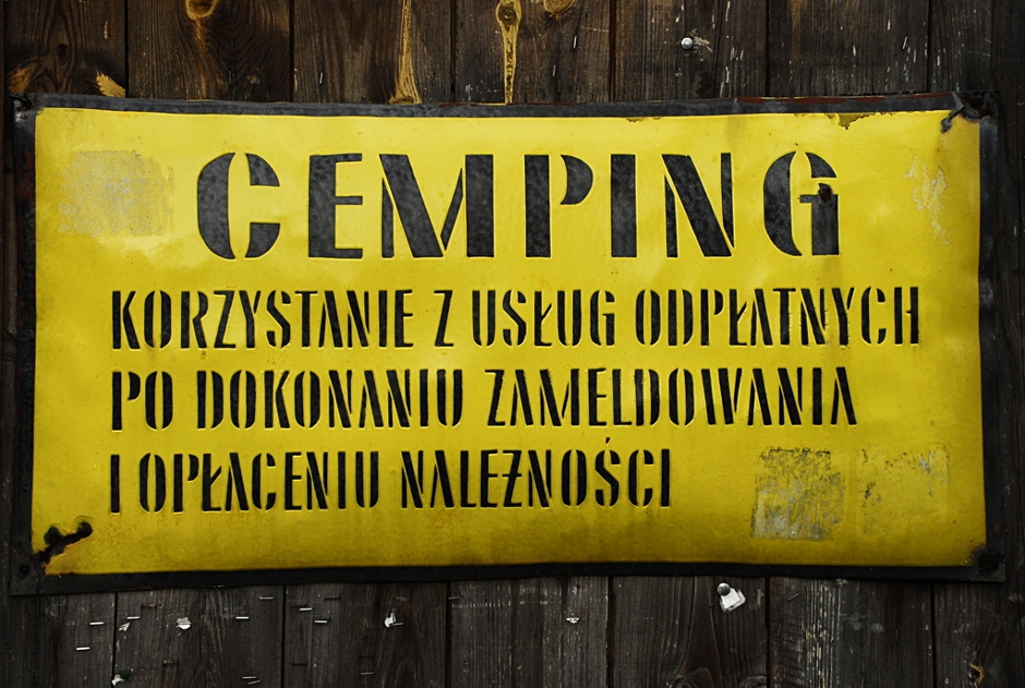4. STACJA BIESZCZADY. Witamy na cempingu. Trafić we właściwe miejsce nie było trudno. Każdy podróżnik zna przecież przynajmniej podstawy języka angielskiego. (Fot. Norbert Skrzyński) Cemping na Chrewcie w Bieszczadach