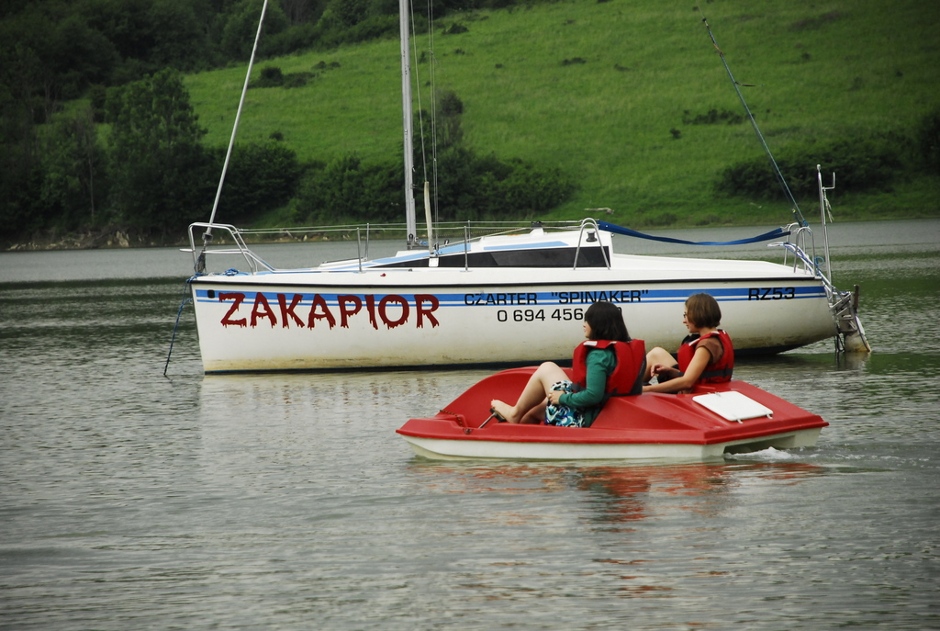 23. STACJA BIESZCZADY. Jagoda i Natalia w natarciu. Bieszczadzki Zakapior nie ma szans. (Fot. Norbert Skrzyński) Jezioro Solińskie. łodka Zakapior