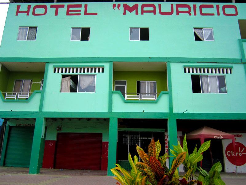 Los Limones. W jedynym hotelu w miasteczku noc kosztuje 7$. W pokoju masz materac, mate na komary i telewizor na nudę. (Fot. Aleksandra Łuksza) Hotel Mauricio