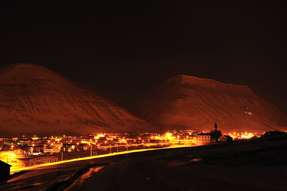 1. NORWEGIA, Spitsbergen. Nocne Longyearbyen. Siedziba gubernatora i największa osada na Spitsbergenie. (Fot. Michał Jastrzębski) Longyearbyen jest największa osadą na Spitsbergenie