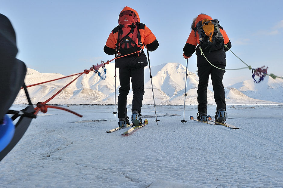 2. NORWEGIA, Spitsbergen. Początek zmagań. wymarsz w kierunku doliny Adventdalen. (Fot. Michał Jastrzębski) Początek wyprawy Torrell Expedition