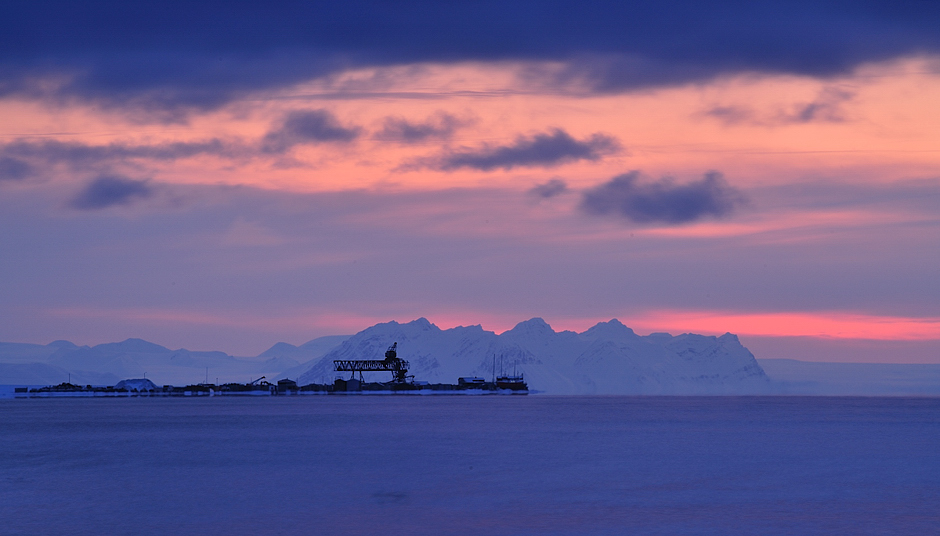 11. NORWEGIA, Spitsbergen. Adventfjorden. Żuraw portowy służący do przeładunku węgla. (Fot. Michał Jastrzębski) Adventfjorden, Spitsbergen